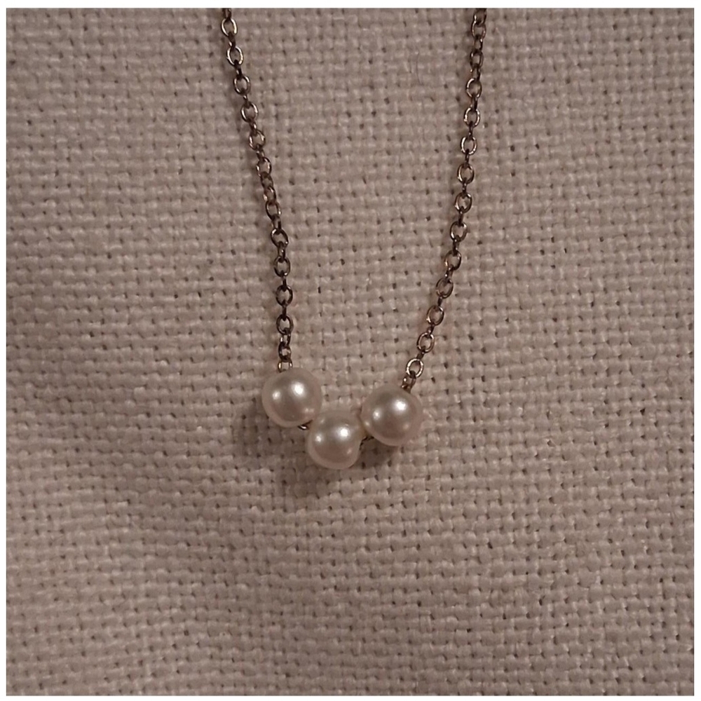 Elegant Faux Pearl Necklace